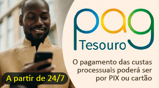 A imagem mostra uma pessoa segurando um celular. No lado direito, há um texto informativo que diz: "pag Tesouro. O pagamento das custas processuais poderá ser por PIX ou cartão." Na parte inferior esquerda, em destaque amarelo, aparece a informação: "A partir de 24/7"